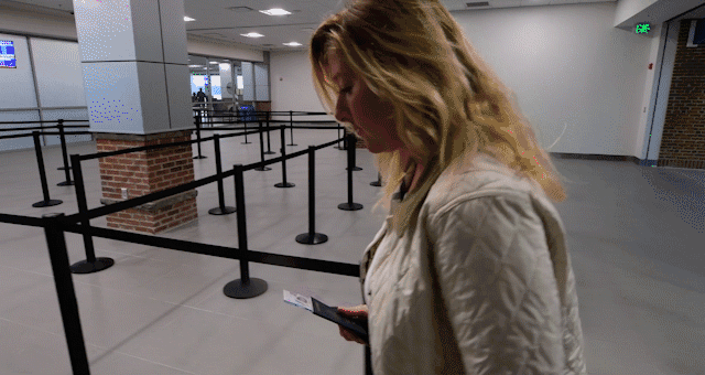空港で慌ててパスポートを落とす女性